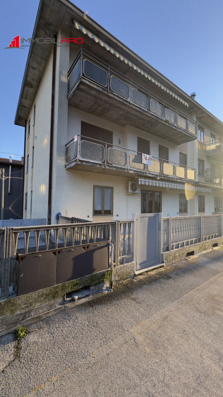 In zona residenziale di Piovene Rocchette (VI), al primo piano di una palazzina curata e composta...