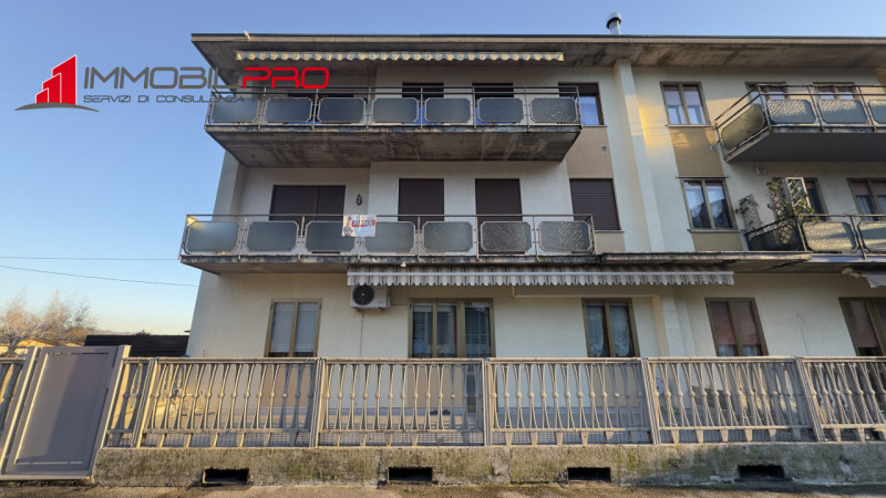 In zona residenziale di Piovene Rocchette (VI), al primo piano di una palazzina curata e composta...