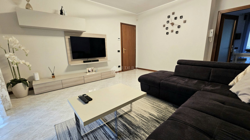 Si propone in esclusiva appartamento dalle introvabili caratteristiche in posizione centrale a po...