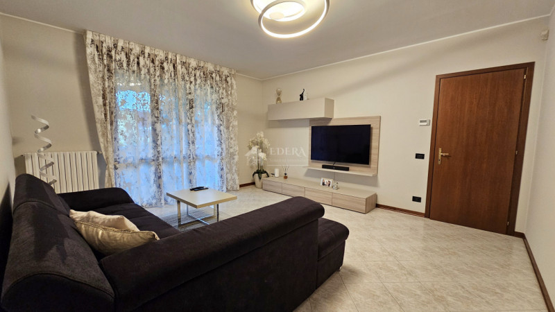 Si propone in esclusiva appartamento dalle introvabili caratteristiche in posizione centrale a po...