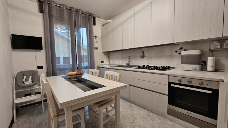 Si propone in esclusiva appartamento dalle introvabili caratteristiche in posizione centrale a po...