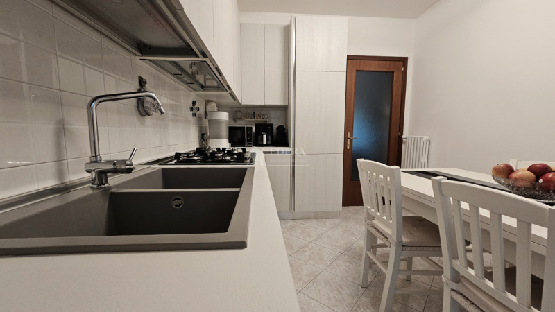 Si propone in esclusiva appartamento dalle introvabili caratteristiche in posizione centrale a po...