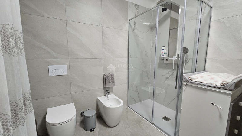 Si propone in esclusiva appartamento dalle introvabili caratteristiche in posizione centrale a po...