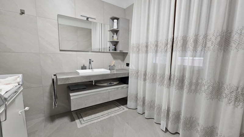 Si propone in esclusiva appartamento dalle introvabili caratteristiche in posizione centrale a po...