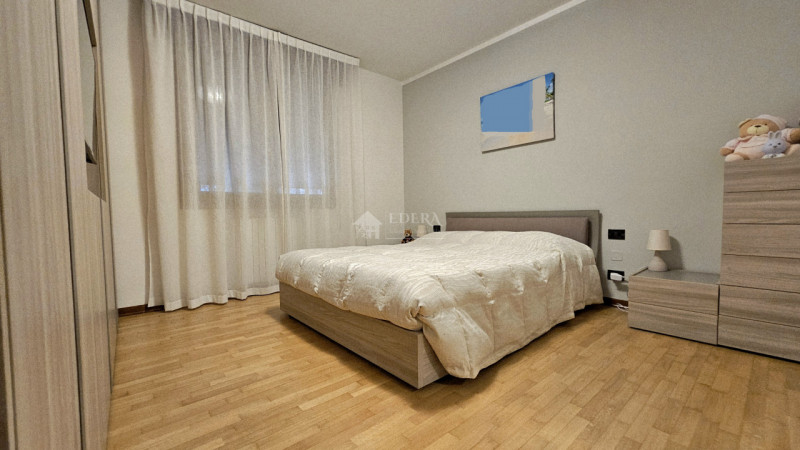 Si propone in esclusiva appartamento dalle introvabili caratteristiche in posizione centrale a po...