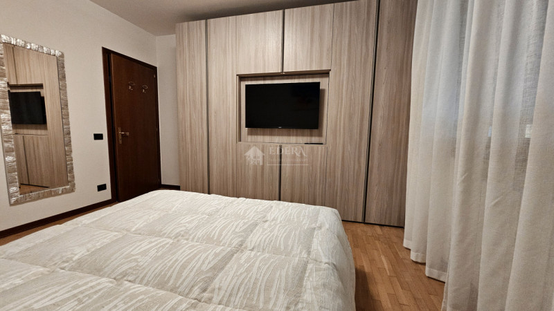 Si propone in esclusiva appartamento dalle introvabili caratteristiche in posizione centrale a po...