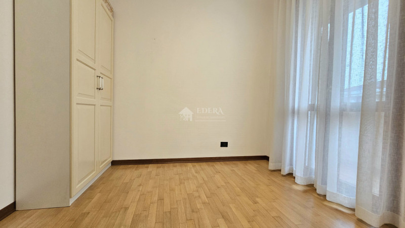 Si propone in esclusiva appartamento dalle introvabili caratteristiche in posizione centrale a po...