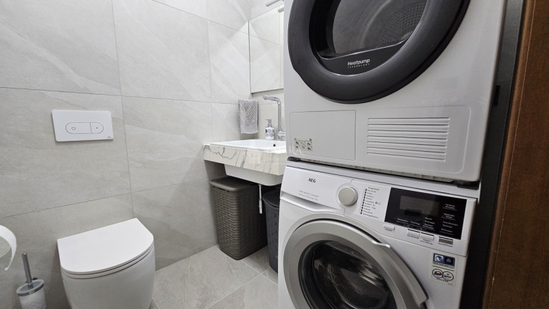 Si propone in esclusiva appartamento dalle introvabili caratteristiche in posizione centrale a po...