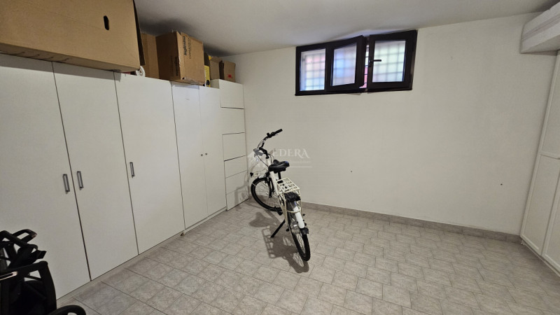 Si propone in esclusiva appartamento dalle introvabili caratteristiche in posizione centrale a po...