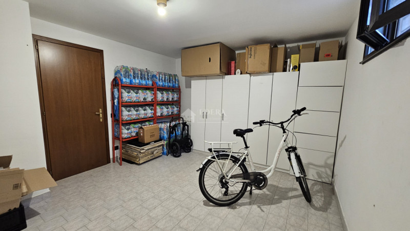 Si propone in esclusiva appartamento dalle introvabili caratteristiche in posizione centrale a po...