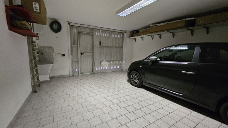 Si propone in esclusiva appartamento dalle introvabili caratteristiche in posizione centrale a po...