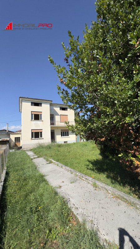 Casa singola degli anni ’50 situata in via Fusara a Carrè (VI), caratterizzata da ottima struttur...