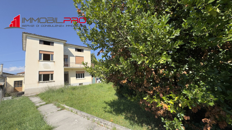 Casa singola degli anni ’50 situata in via Fusara a Carrè (VI), caratterizzata da ottima struttur...