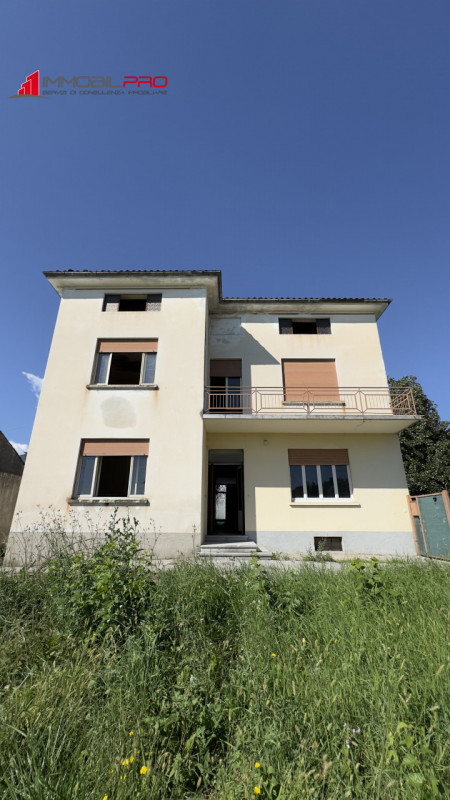 Casa singola degli anni ’50 situata in via Fusara a Carrè (VI), caratterizzata da ottima struttur...