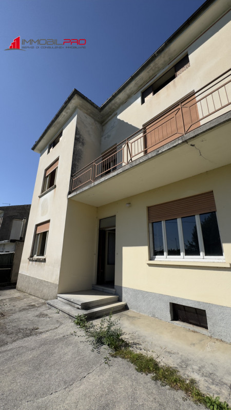 Casa singola degli anni ’50 situata in via Fusara a Carrè (VI), caratterizzata da ottima struttur...