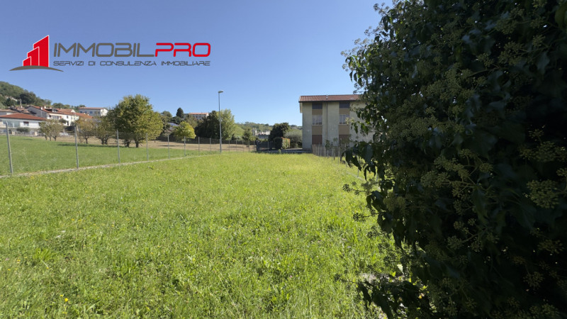 Casa singola degli anni ’50 situata in via Fusara a Carrè (VI), caratterizzata da ottima struttur...