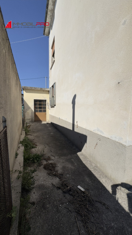 Casa singola degli anni ’50 situata in via Fusara a Carrè (VI), caratterizzata da ottima struttur...