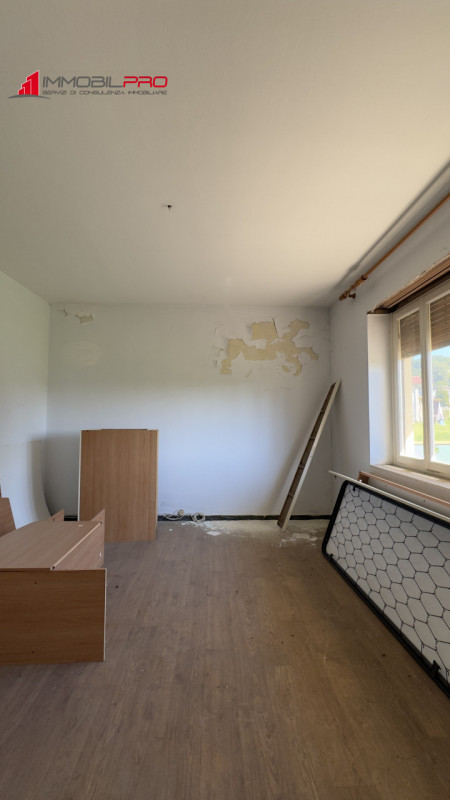 Casa singola degli anni ’50 situata in via Fusara a Carrè (VI), caratterizzata da ottima struttur...