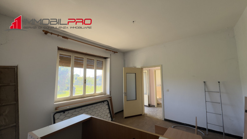 Casa singola degli anni ’50 situata in via Fusara a Carrè (VI), caratterizzata da ottima struttur...