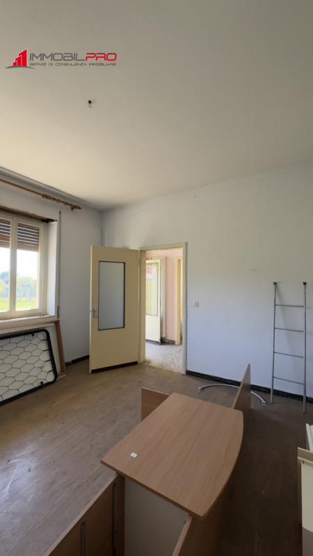 Casa singola degli anni ’50 situata in via Fusara a Carrè (VI), caratterizzata da ottima struttur...