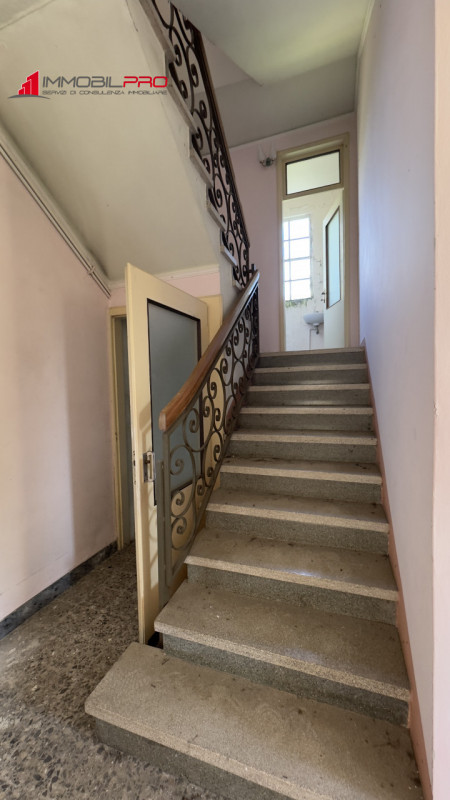 Casa singola degli anni ’50 situata in via Fusara a Carrè (VI), caratterizzata da ottima struttur...