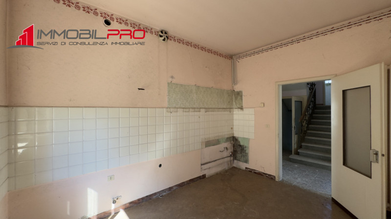 Casa singola degli anni ’50 situata in via Fusara a Carrè (VI), caratterizzata da ottima struttur...