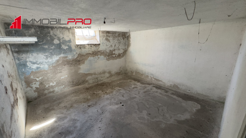 Casa singola degli anni ’50 situata in via Fusara a Carrè (VI), caratterizzata da ottima struttur...