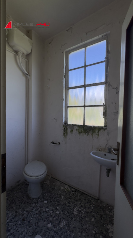 Casa singola degli anni ’50 situata in via Fusara a Carrè (VI), caratterizzata da ottima struttur...