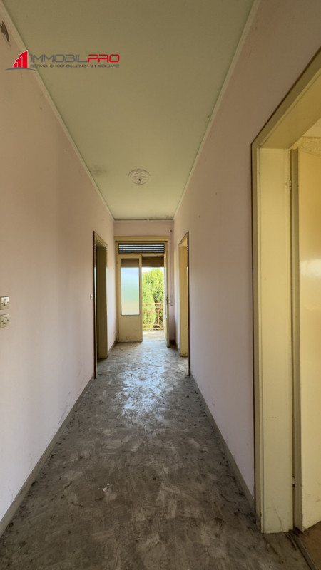 Casa singola degli anni ’50 situata in via Fusara a Carrè (VI), caratterizzata da ottima struttur...