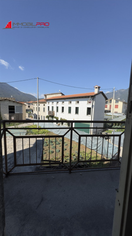 Casa singola degli anni ’50 situata in via Fusara a Carrè (VI), caratterizzata da ottima struttur...