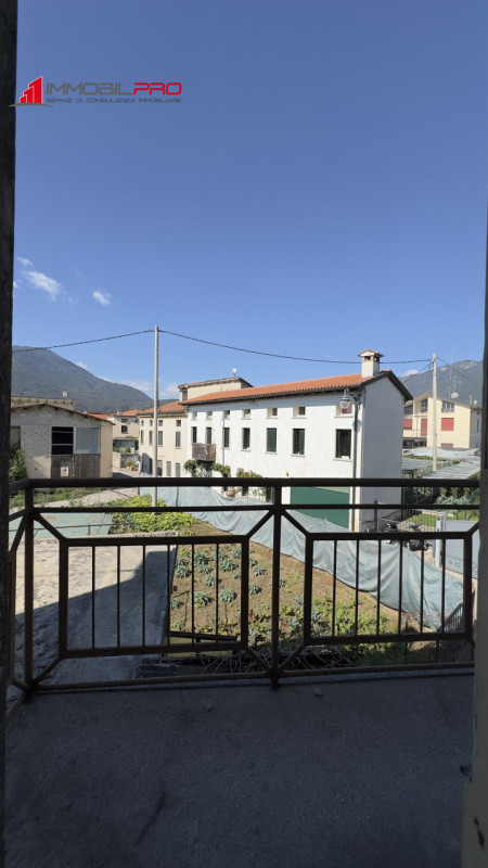 Casa singola degli anni ’50 situata in via Fusara a Carrè (VI), caratterizzata da ottima struttur...