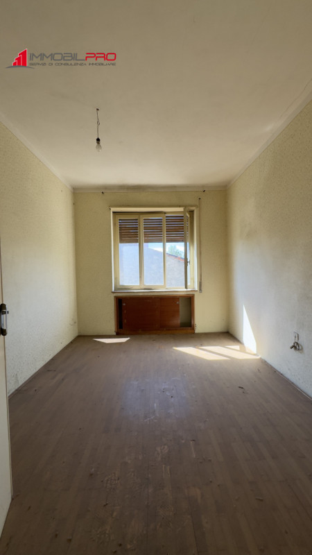 Casa singola degli anni ’50 situata in via Fusara a Carrè (VI), caratterizzata da ottima struttur...