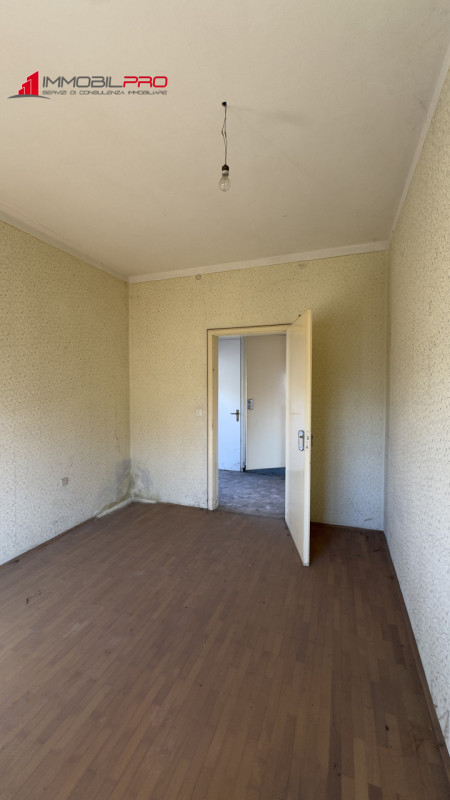 Casa singola degli anni ’50 situata in via Fusara a Carrè (VI), caratterizzata da ottima struttur...