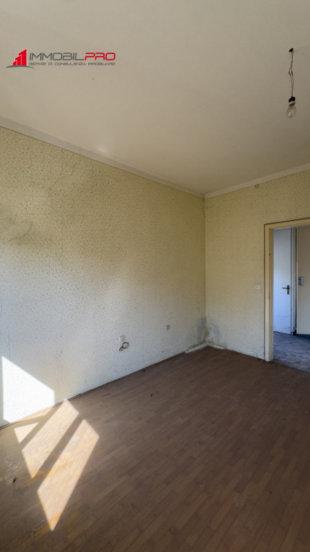 Casa singola degli anni ’50 situata in via Fusara a Carrè (VI), caratterizzata da ottima struttur...