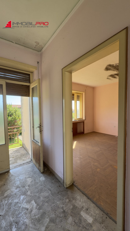 Casa singola degli anni ’50 situata in via Fusara a Carrè (VI), caratterizzata da ottima struttur...