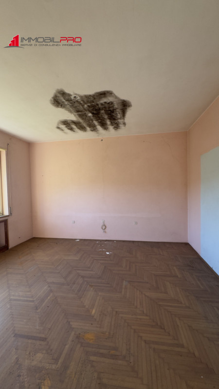 Casa singola degli anni ’50 situata in via Fusara a Carrè (VI), caratterizzata da ottima struttur...