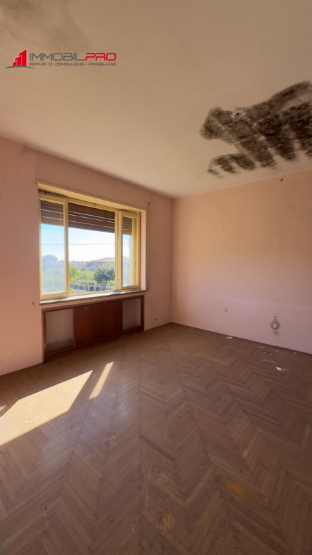 Casa singola degli anni ’50 situata in via Fusara a Carrè (VI), caratterizzata da ottima struttur...