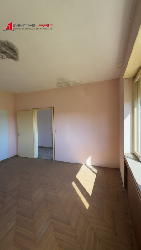 Casa singola degli anni ’50 situata in via Fusara a Carrè (VI), caratterizzata da ottima struttur...