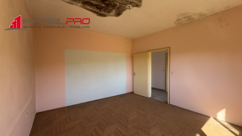 Casa singola degli anni ’50 situata in via Fusara a Carrè (VI), caratterizzata da ottima struttur...