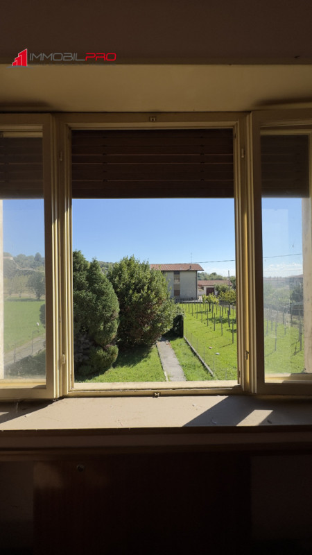 Casa singola degli anni ’50 situata in via Fusara a Carrè (VI), caratterizzata da ottima struttur...