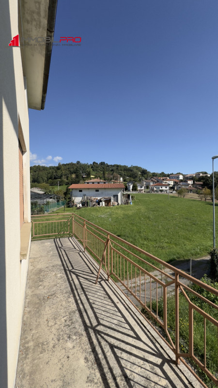 Casa singola degli anni ’50 situata in via Fusara a Carrè (VI), caratterizzata da ottima struttur...