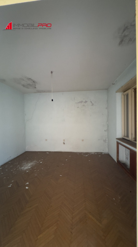 Casa singola degli anni ’50 situata in via Fusara a Carrè (VI), caratterizzata da ottima struttur...