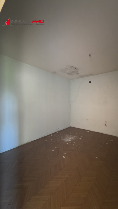 Casa singola degli anni ’50 situata in via Fusara a Carrè (VI), caratterizzata da ottima struttur...