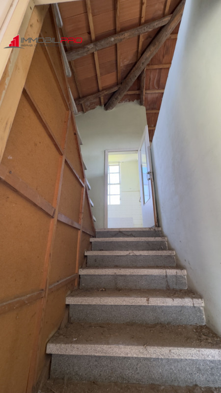 Casa singola degli anni ’50 situata in via Fusara a Carrè (VI), caratterizzata da ottima struttur...