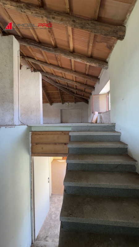 Casa singola degli anni ’50 situata in via Fusara a Carrè (VI), caratterizzata da ottima struttur...