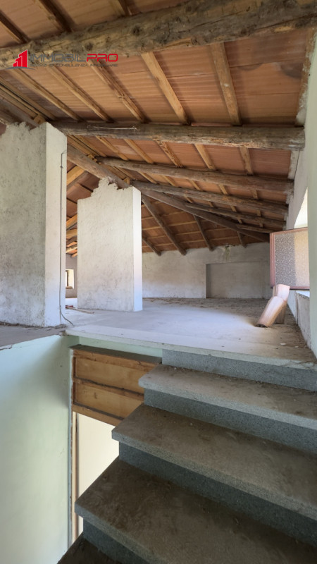 Casa singola degli anni ’50 situata in via Fusara a Carrè (VI), caratterizzata da ottima struttur...