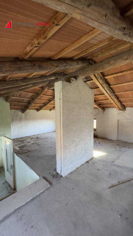 Casa singola degli anni ’50 situata in via Fusara a Carrè (VI), caratterizzata da ottima struttur...