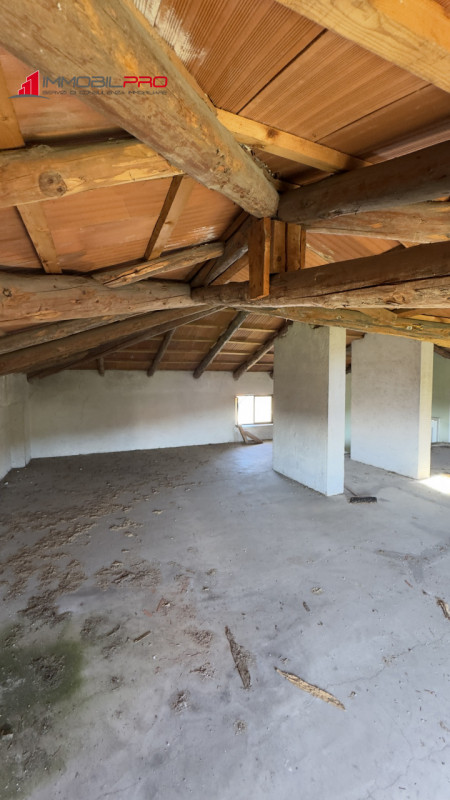 Casa singola degli anni ’50 situata in via Fusara a Carrè (VI), caratterizzata da ottima struttur...