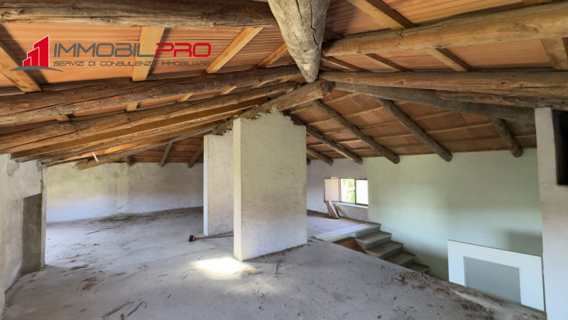 Casa singola degli anni ’50 situata in via Fusara a Carrè (VI), caratterizzata da ottima struttur...