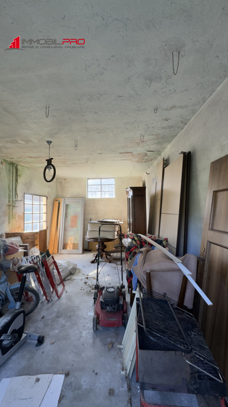 Casa singola degli anni ’50 situata in via Fusara a Carrè (VI), caratterizzata da ottima struttur...